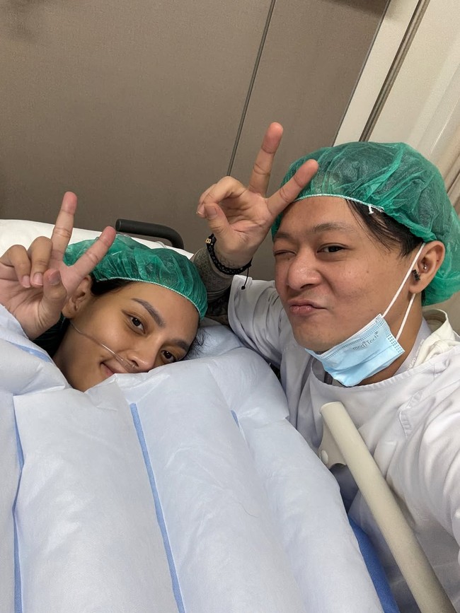 Di pemotretan maternity Erika, Bravy juga terlihat ikut mendampingi. Sayang kini kebersamaan keduanya tinggal kenangan. Foto: dok instagram @DJ Bravy