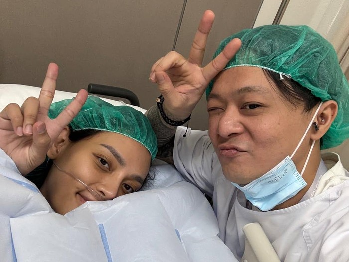 dj bravy menemani erika carlina melahirkan dj bravy di instagram miliknya.
