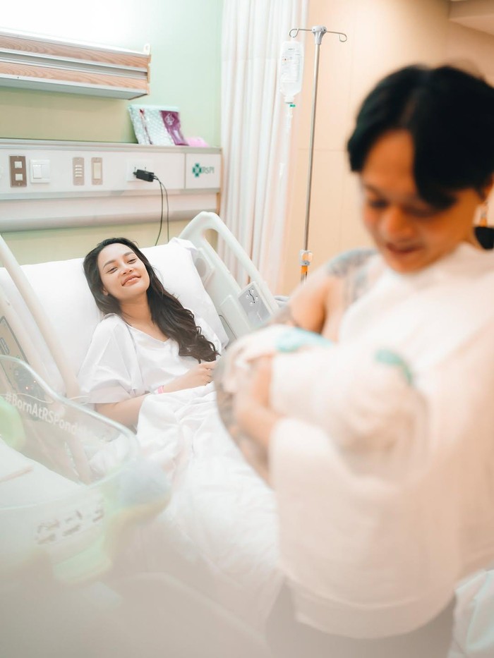 dj bravy menemani erika carlina melahirkan dj bravy di instagram miliknya.