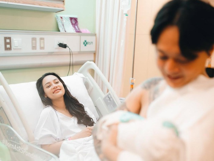 dj bravy menemani erika carlina melahirkan dj bravy di instagram miliknya.