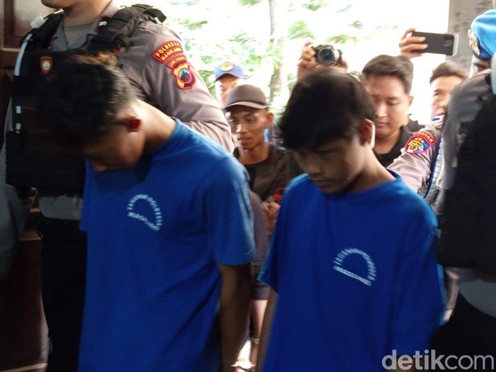 Dua tersangka pembacokan terhadap tiga pelajar SMK di Mungkid, Kabupaten Magelang yang ditangkap Reskrim Polresta Magelang, Jumat (1/8/2025).