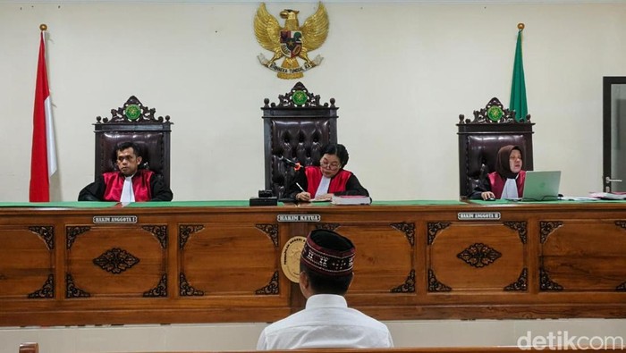 Eks honorer UIN Alauddin saat menjalani sidang tuntutan perkara sindikat uang palsu di PN Sungguminasa, Gowa.