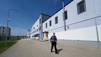 Estonia memamerkan beberapa sel kosong di penjara Tartus pada hari Rabu (30/7) ketika para pejabat menguraikan bagaimana mereka akan menerapkan perjanjian yang diusulkan bagi Swedia untuk mengirim hingga 600 narapidana ke fasilitas tersebut mulai akhir tahun depan. Foto: REUTERS/Ints Kalnins
