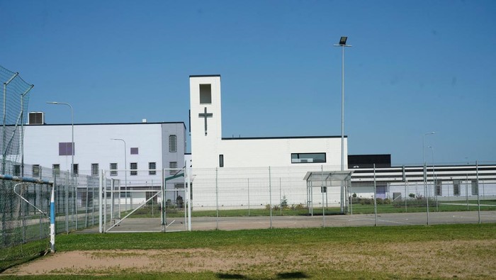 Estonia Pamer Penjara untuk Tahanan Asing, Ini Potretnya An inside view of the corridor in prison in Tartu, Estonia July 30, 2025. REUTERS/Ints Kalnins