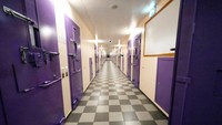 Lorong fasilitas penjara Tartu tampak bersih dan modern. Penjara ini dibangun pada 2002 dan kini memiliki lebih dari 600 ruang kosong. Foto: REUTERS/Ints Kalnins