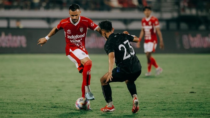 Gelandang Bali United, Mirza Mustafic (kiri), mencoba melewati pemain PSIM Yogyakarta dalam laga uji coba di Stadion Kapten I Wayan Dipta, Sabtu (26/7/2025). (Foto: Dok. Bali United)