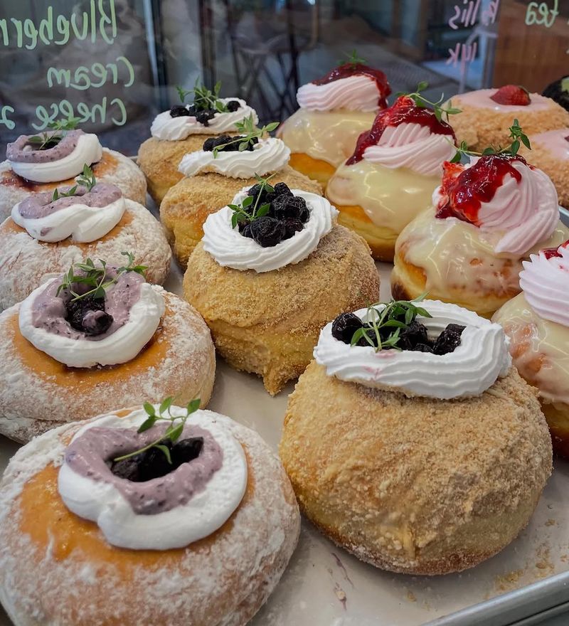 Rekomendasi tempat beli donat hits di Yogyakarta.