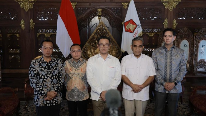 Gerindra rombak kepengurusan. Ahmad Muzani jadi Ketua Dewan Kehormatan Gerindra, Sugiono jadi Sekjen Gerindra.