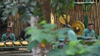 Seniman mementaskan gamelan untuk menghibur wisatawan di Desa Wisata Pentingsari, Sleman, DI Yogyakarta, Kamis (31/7/2025). Sepanjang tahun itu, desa ini dikunjungi lebih dari 29 ribu wisatawan. 