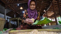 Seorang warga membungkus kedelai untuk pembuatan tempe sebagai daya tarik wisata di Desa Wisata Pentingsari, Sleman, DI Yogyakarta, Kamis (31/7/2025). Total omset yang dicapai mencapai Rp4,8 miliar. 