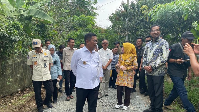 Gubernur Banten Andra Soni meninjau pembangunan proyek Bangun Jalan Desa Sejahtera (Bang Andra) di Sindang Mulya, Kecamatan Maha, Kabupaten Lebak. (Dok.Pemprov Banten)