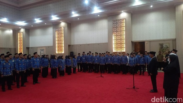 Gubernur Banten Andra Soni menyerahkan surat keputusan (SK) pengangkatan Pegawai Pemerintah dengan Perjanjian Kerja (P3K) Provinsi Banten. (Arief/detikcom)