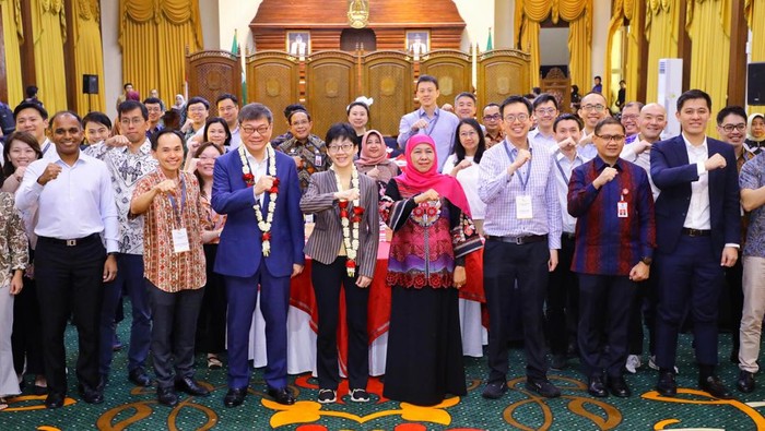 Gubernur Jatim Khofifah Indar Parawansa menerima kunjungan Dubes Singapura HE Kwok Fook Seng dan delegasi peserta 32nd Senior Management Programme (SMP).
