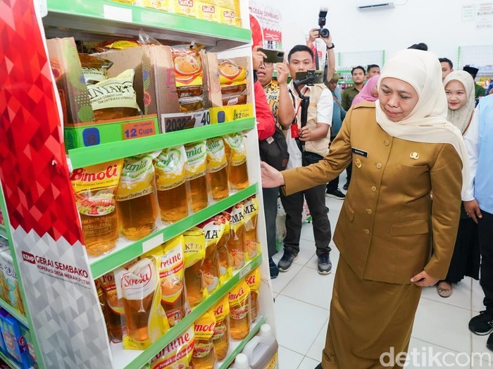 Gubernur Jatim Khofifah Indar Parawansa saat meninjau Kopdes Merah Putih