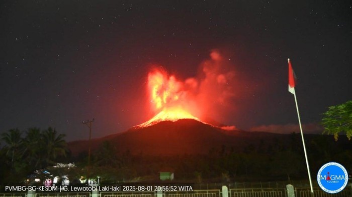 Gunung Lewotobi Laki-laki Erupsi, 6 Penerbangan di Bandara Komodo Terdampak