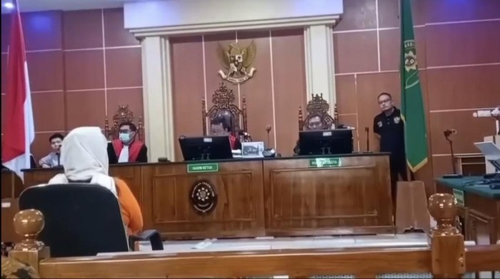 Helen saat mendengar vonis hakim.