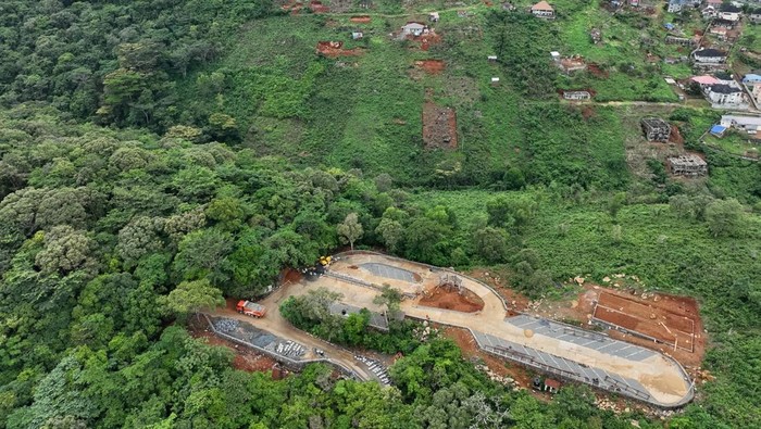 Hutan Lindung Tacugama Terancam oleh Bangunan Ilegal Bangunan ilegal makin menjamur di kawasan lindung Tacugama, Sierra Leone. Habitat satwa terancam, konservasi hutan makin sulit dijaga.