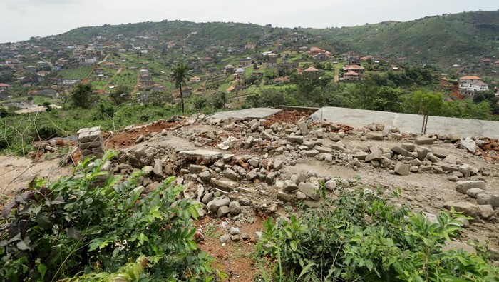Bangunan ilegal makin menjamur di kawasan lindung Tacugama, Sierra Leone. Habitat satwa terancam, konservasi hutan makin sulit dijaga.