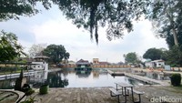 Untuk jam operasional dari pukul 08.00 WIB sampai 16.00 WIB. Untuk tiket masuknya sendiri pengunjung dikenakan biaya Rp 15.000.