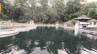 Suasana Balong Ikan Dewa Cigugur Kuningan yang dikelilingi oleh pepohonan rindang.