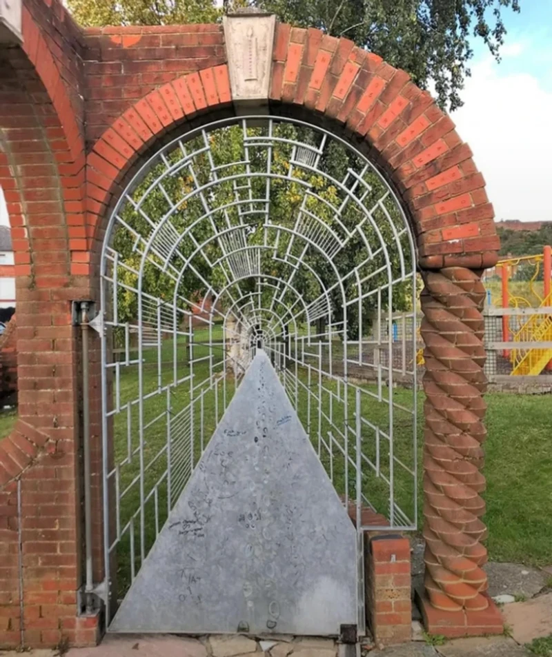 Deretan foto ini mengandung ilusi yang membuat orang yang melihatnya harus tengok dua kali. Kok bisa gini, ya?