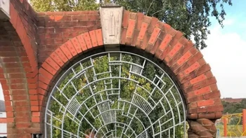 Pintunya kayak lorong panjang. Foto: elusiveanswers/Reddit