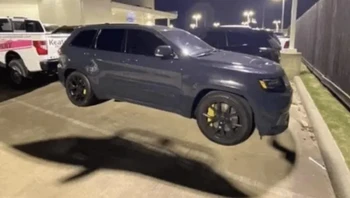 Sekali lihat, mobilnya seperti melayang. Foto: theam107/Reddit  