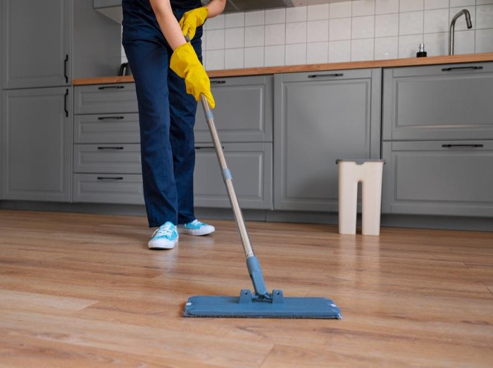 Ilustrasi mengepel lantai.