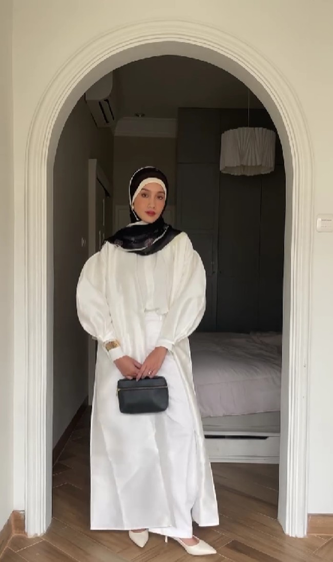 Inspirasi padu padan hijab dan outfit ala Ana Octarina.