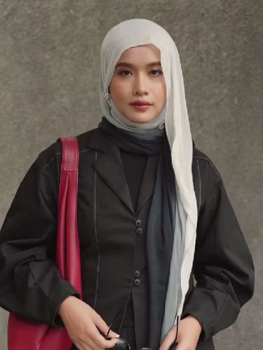 Inspirasi padu padan hijab dan outfit ala Ana Octarina.