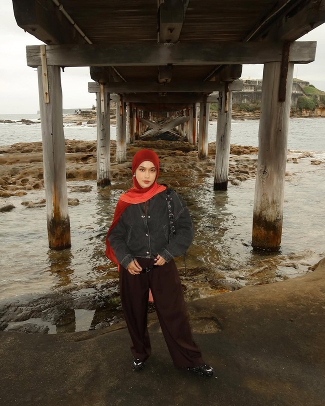 Inspirasi padu padan hijab dan outfit ala Ana Octarina.