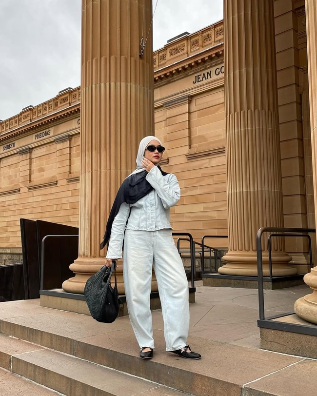 Inspirasi padu padan hijab dan outfit ala Ana Octarina.