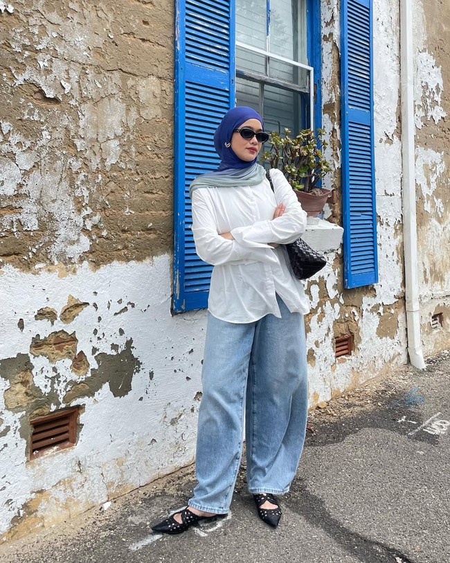 Inspirasi padu padan hijab dan outfit ala Ana Octarina.