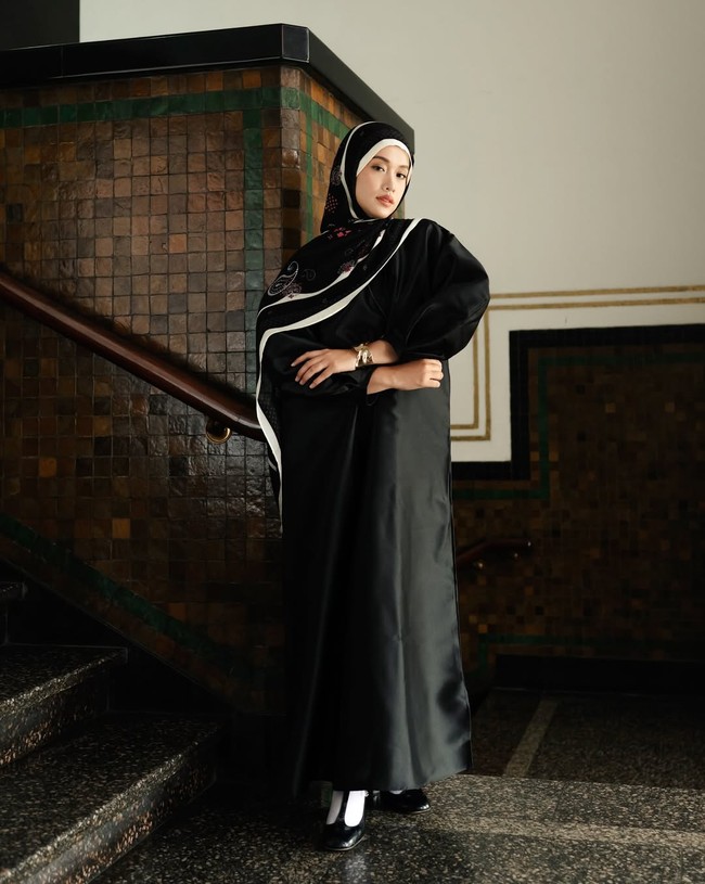 Inspirasi padu padan hijab dan outfit ala Ana Octarina.