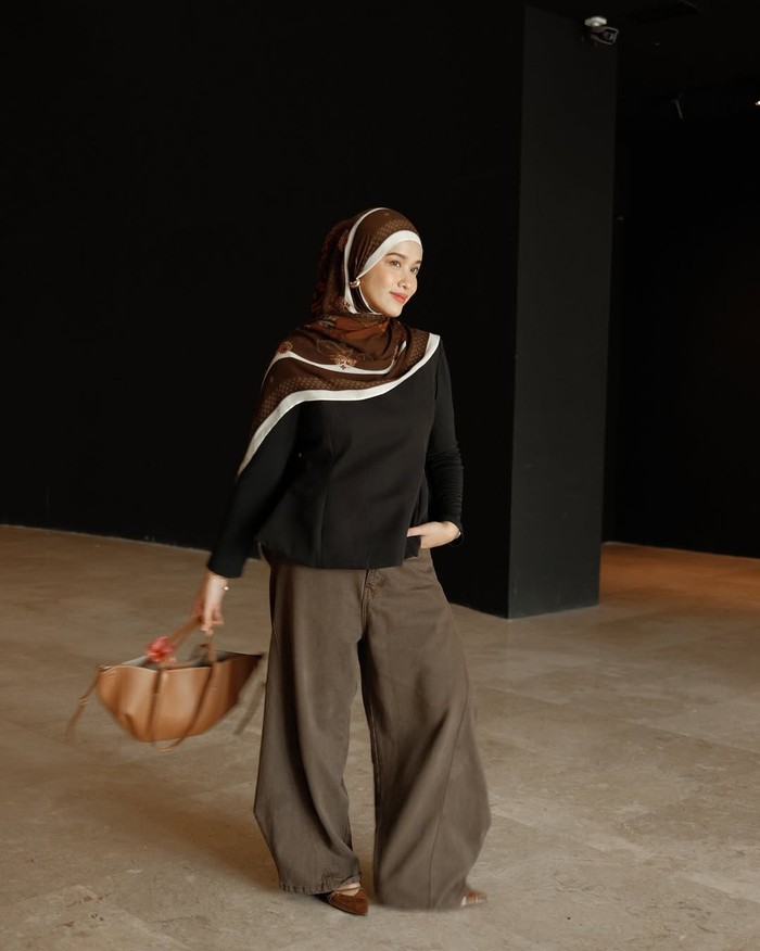 Inspirasi padu padan hijab dan outfit ala Ana Octarina.