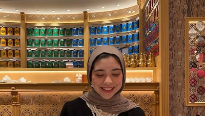Pose Isabelle Tramp, Putri Ayu Azhari saat Hangout di Kafe
