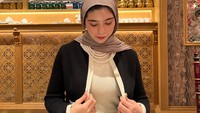 Tak kalah seru ada momennya saat ngopi cantik di Bacha, kafe bukti ternama di Plaza Senayan. Foto: Instagram/@isabel.azhari