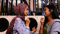 Putri Ayu Azhari yang juga merupakan Abang None ini dikenal supel. Terlihat dari momen kulineran dan hangout bersama temannya. Foto: Instagram/@isabel.azhari