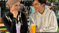 Ini ada momen Isabelle Tramp saat menikmati minuman jus buah bersama rekan sesama artis dalam project sinetron berjudul keabadian. Foto: Instagram/@isabel.azhari