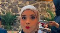 Menurutnya, table manner bukan hanya soal makan, tapi soal karakter. Dalam momen belajar table manner ini ia menikmati dessert cokelat. Foto: Instagram/@isabel.azhari