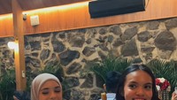 Salah satunya momen bersama teman sesama Abang None-nya saat belajar table manner di sebuah restoran. Foto: Instagram/@isabel.azhari