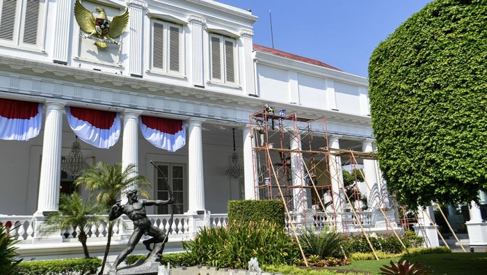 Istana Negara Dipercantik Sambut HUT ke-80 RI Pekerja mengecat ulang dinding dan pilar Istana Negara di Kompleks Istana Kepresidenan, Jakarta, Jumat (1/8/2025). Pengecatan ulang sejumlah bagian dari gedung Istana Kepresidenan tersebut untuk mempercantik kembali penampilan gedung bersejarah tersebut dalam rangka menyambut HUT ke-80 Kemerdekaan Republik Indonesia pada 17 Agustus 2025. ANTARA FOTO/Muhammad Adimaja/nym.