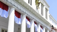 Pengecatan ulang dilakukan pada sejumlah bagian gedung yang mulai memudar. Proses ini merupakan bagian dari perawatan rutin serta persiapan menjelang perayaan nasional. (ANTARA FOTO/Muhammad Adimaja) 