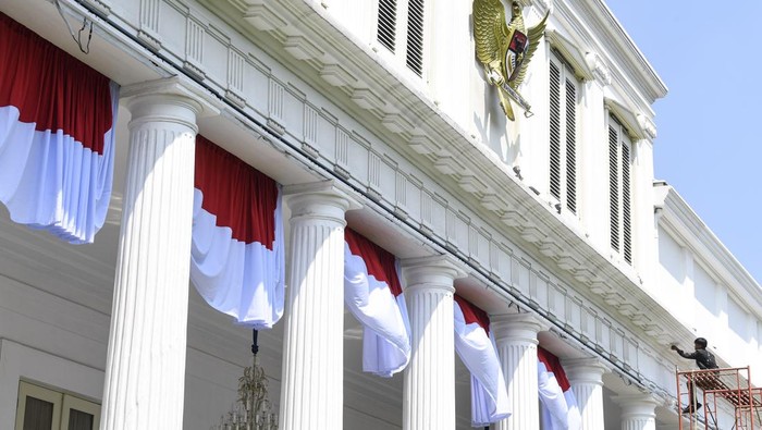 Pekerja mengecat ulang dinding dan pilar Istana Negara di Kompleks Istana Kepresidenan, Jakarta, Jumat (1/8/2025). Pengecatan ulang sejumlah bagian dari gedung Istana Kepresidenan tersebut untuk mempercantik kembali penampilan gedung bersejarah tersebut dalam rangka menyambut HUT ke-80 Kemerdekaan Republik Indonesia pada 17 Agustus 2025. ANTARA FOTO/Muhammad Adimaja/nym.