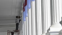 Upaya mempercantik tampilan bangunan bersejarah ini dilakukan dalam rangka menyambut Hari Ulang Tahun ke-80 Kemerdekaan Republik Indonesia yang jatuh pada 17 Agustus mendatang. (ANTARA FOTO/Muhammad Adimaja) 
