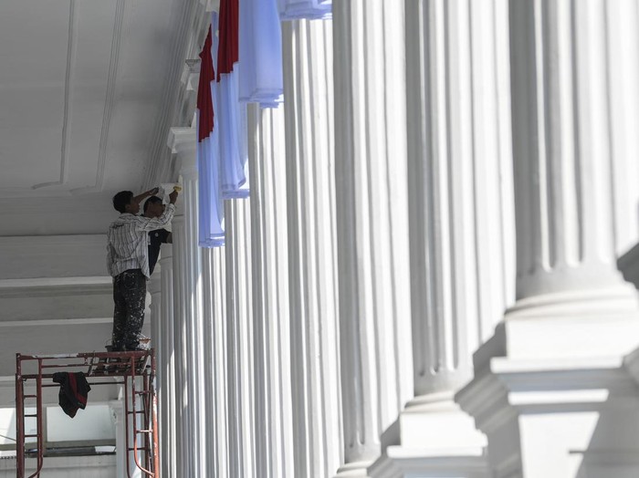 Pekerja mengecat ulang dinding dan pilar Istana Negara di Kompleks Istana Kepresidenan, Jakarta, Jumat (1/8/2025). Pengecatan ulang sejumlah bagian dari gedung Istana Kepresidenan tersebut untuk mempercantik kembali penampilan gedung bersejarah tersebut dalam rangka menyambut HUT ke-80 Kemerdekaan Republik Indonesia pada 17 Agustus 2025. ANTARA FOTO/Muhammad Adimaja/nym.