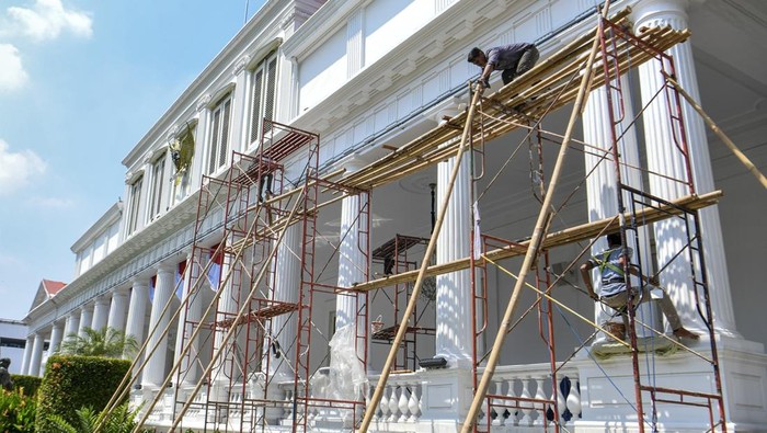 Istana Negara Dipercantik Sambut HUT ke-80 RI Pekerja mengecat ulang dinding dan pilar Istana Negara di Kompleks Istana Kepresidenan, Jakarta, Jumat (1/8/2025). Pengecatan ulang sejumlah bagian dari gedung Istana Kepresidenan tersebut untuk mempercantik kembali penampilan gedung bersejarah tersebut dalam rangka menyambut HUT ke-80 Kemerdekaan Republik Indonesia pada 17 Agustus 2025. ANTARA FOTO/Muhammad Adimaja/nym.