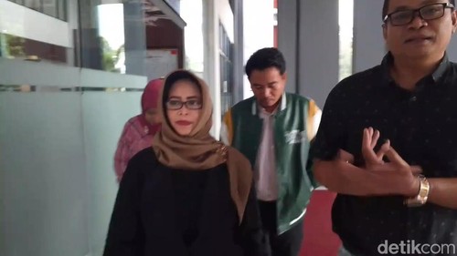 Istri mantan Bupati Lombok Barat (Lobar) Zaini Arony, Nanik Suryatiningsih didampingi kuasa hukumnya datang ke Kejati NTB. (Foto: Abdurrasyid Efendi/detikBali).