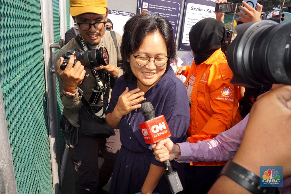 Istri Thomas Trikasih Lembong, Maria Franciska Wihardja menjenguk suaminya di Rutan Cipinang, Jakarta Timur, Jumat (1/8/2025) sehari usai Presiden Prabowo Subianto memberikan abolisi terhadap Tom Lembong yang divonis 4,5 tahun dalam kasus impor gula. (CNBC Indonesia/Muhammad Sabki)