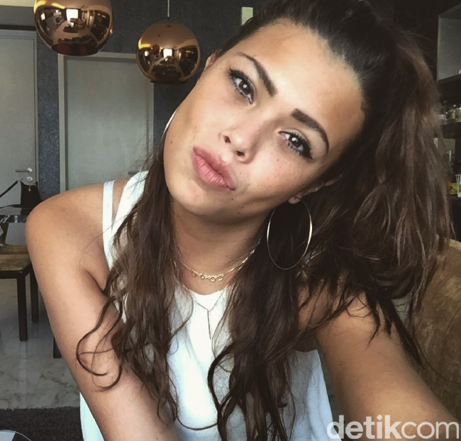 Saat tewas, Ivana baru berusia 18 tahun. Ia sempat mengikuti ajang kontes supermodel di Malaysia dan meraih posisi kedua saat usianya baru 15 tahun. Sejak kecil, Ivana dibesarkan oleh kakek dan neneknya di Penang, Malaysia, meskipun sempat tinggal bersama orang tuanya di Belgia sebelum akhirnya memilih kembali ke Malaysia untuk membangun karier modeling-nya di Kuala Lumpur. Foto: dok. Instagram @ivana_smit